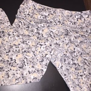 Lululemon gray floral wonder under crops